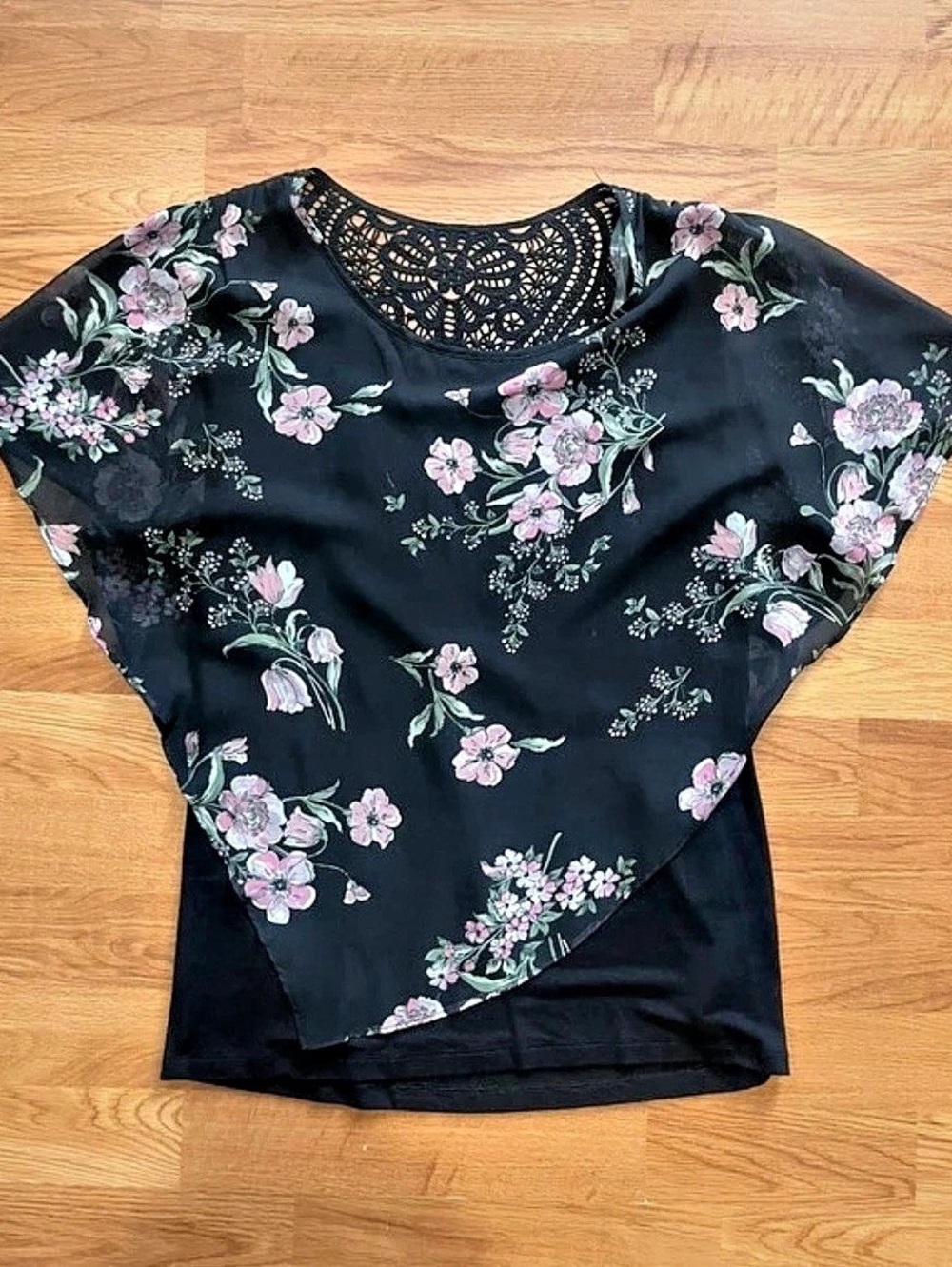 ALYX Floral Lace Neck Short Sleeve Top in Black & Pink Size Small